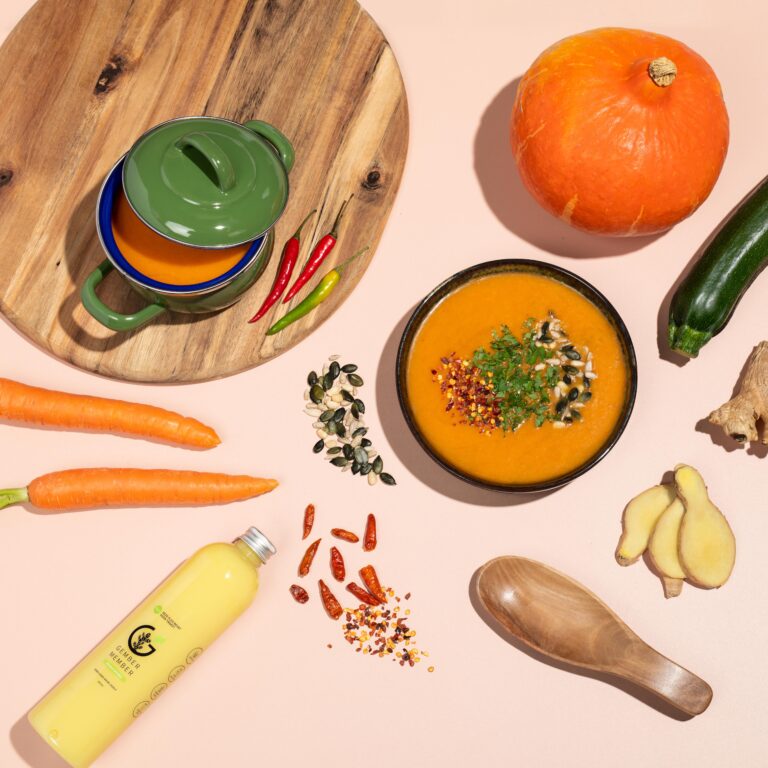 Verse maaltijdstoep met wortel, pompoen, courgette en gember membersap